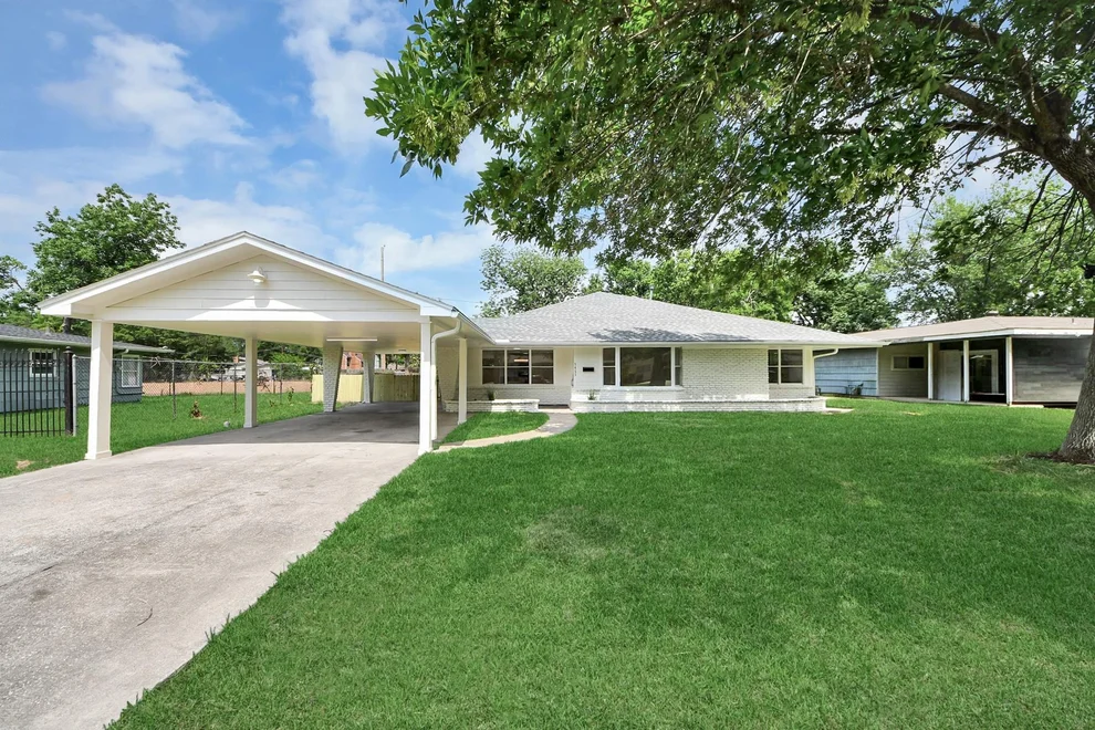 Unit for sale at 5455 N Crooked Creek Drive, Houston, TX 77017