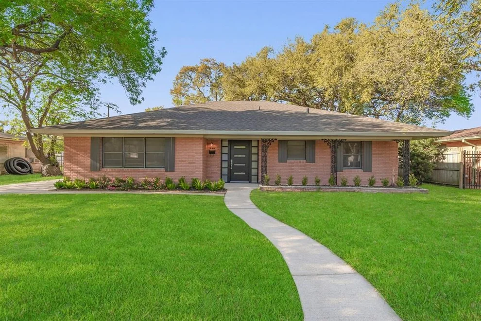 Unit for sale at 924 22nd Avenue N, Texas City, TX 77590