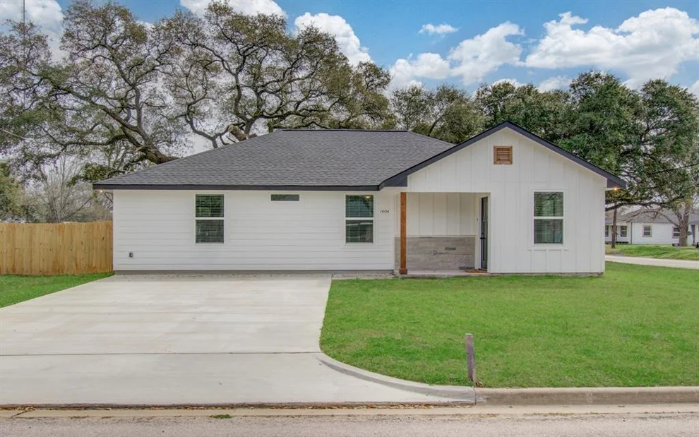 Unit for sale at 1404 Oakwood Street, Navasota, TX 77868