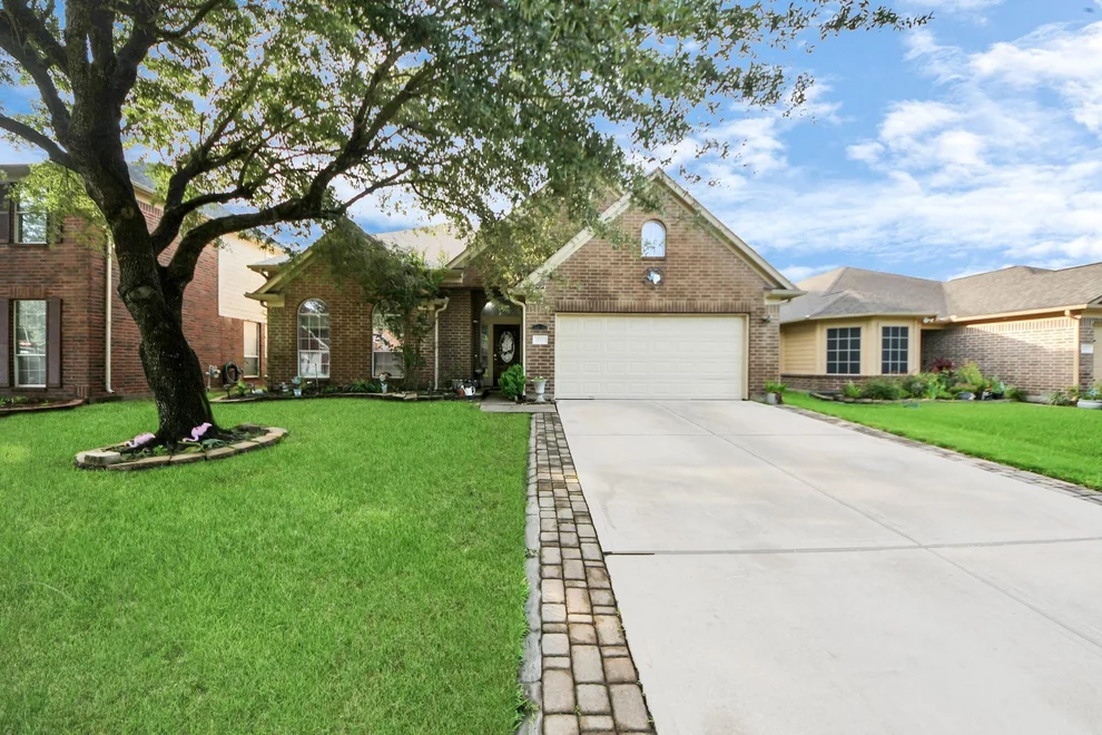 Unit for sale at 922 N Sky Drive, Houston, TX 77073