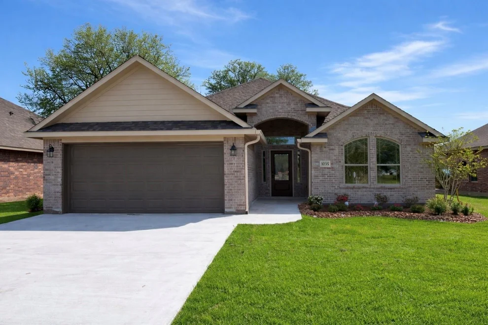 Unit for sale at 1035 S Anderson Street, Angleton, TX 77515