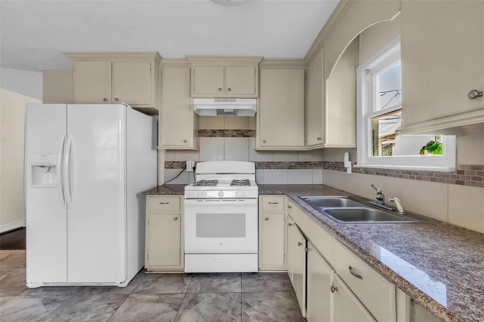 Unit for sale at 131 E 31st 1/2 Street, Houston, TX 77018