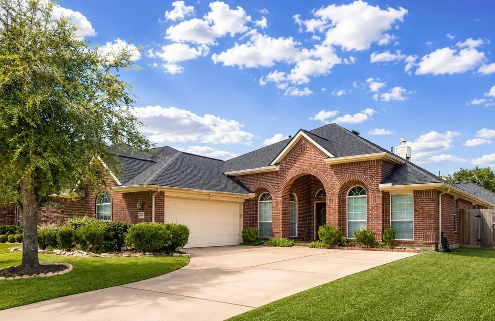 Unit for sale at 12905 Quail Creek Drive, Pearland, TX 77584