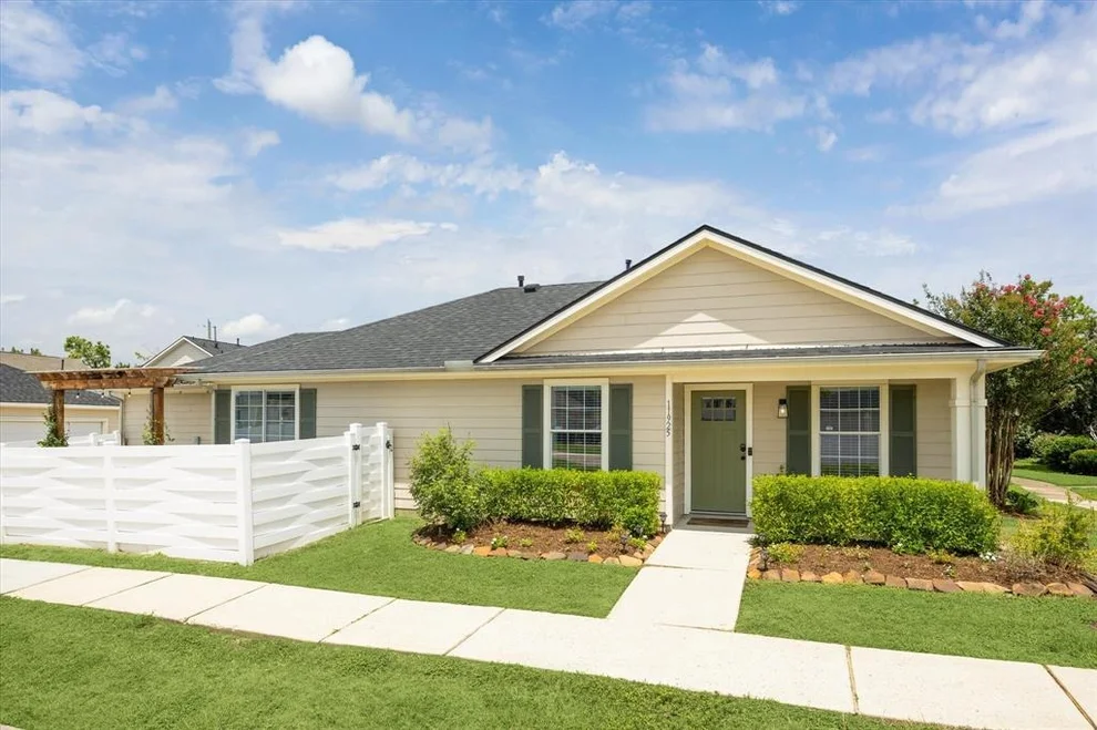 Unit for sale at 11925 Chanteloup Drive, Houston, TX 77047