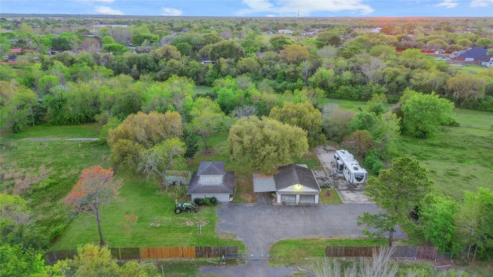 Unit for sale at 300 Mustang Road, Alvin, TX 77511