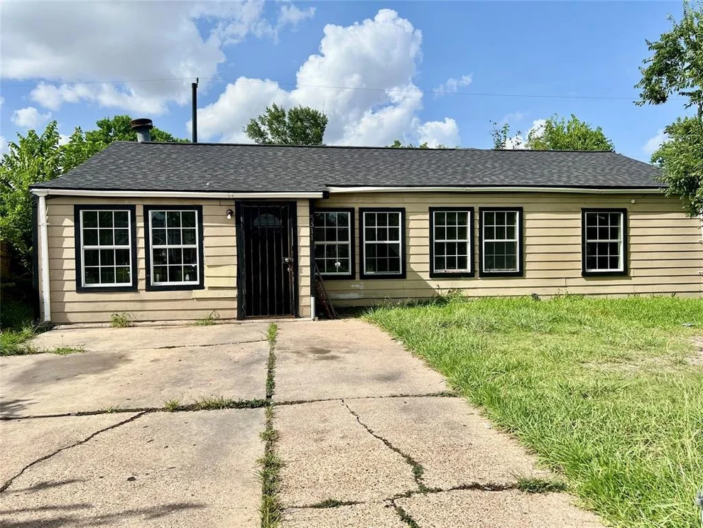 Unit for sale at 5311 Lyndhurst Drive, Houston, TX 77033