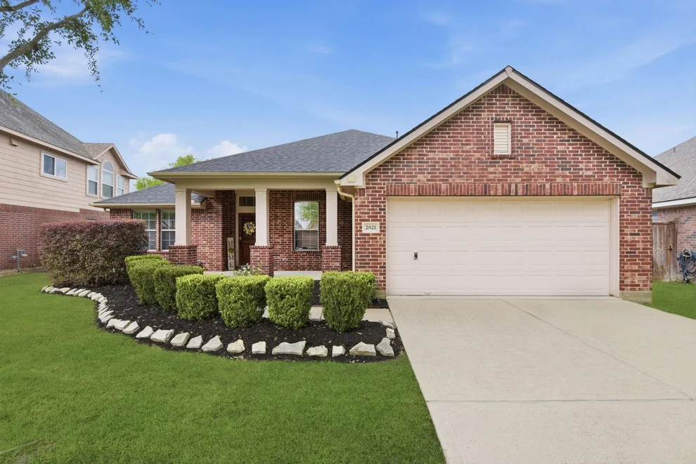 Unit for sale at 2821 Chinaberry Park Lane, League City, TX 77573