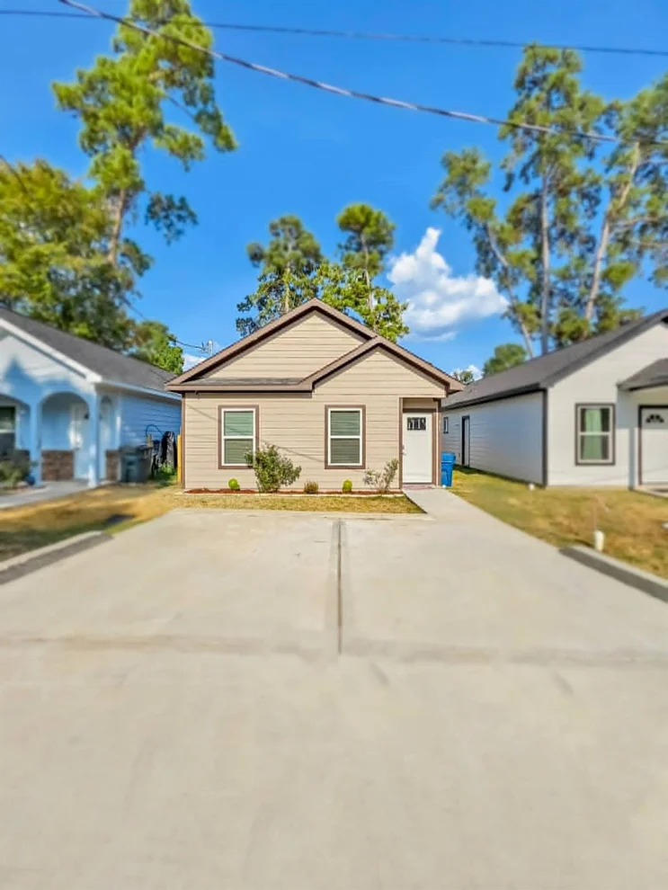 Unit for sale at 861 Palmdate, Montgomery, TX 77316