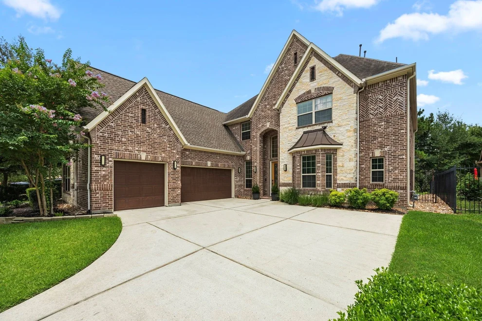 Unit for sale at 34 N Swanwick Place, Tomball, TX 77375