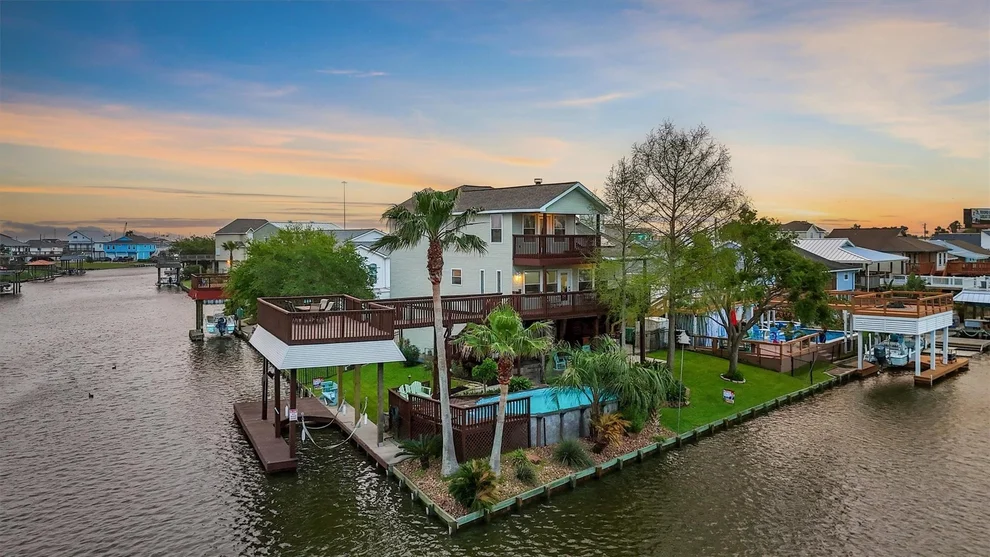 Unit for sale at 9 S Sandpiper Street, La Marque, TX 77568