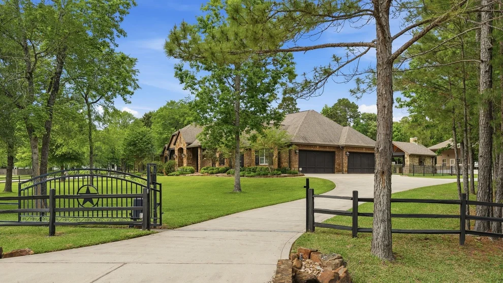 Unit for sale at 260 Ridge Lake Drive, Montgomery, TX 77316