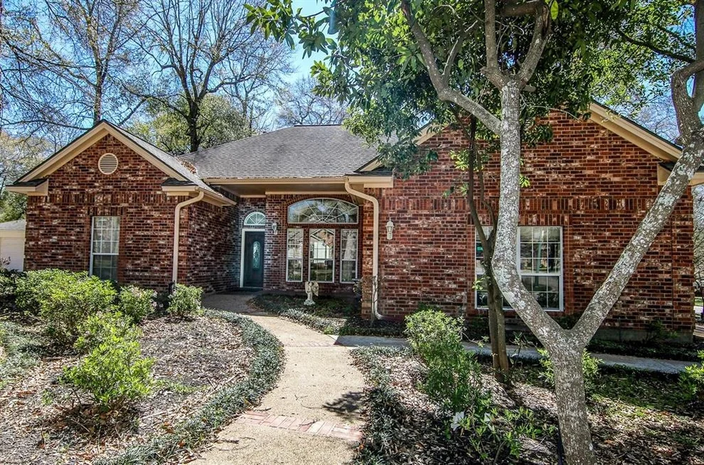 Unit for sale at 2 Robin Trail, Conroe, TX 77304