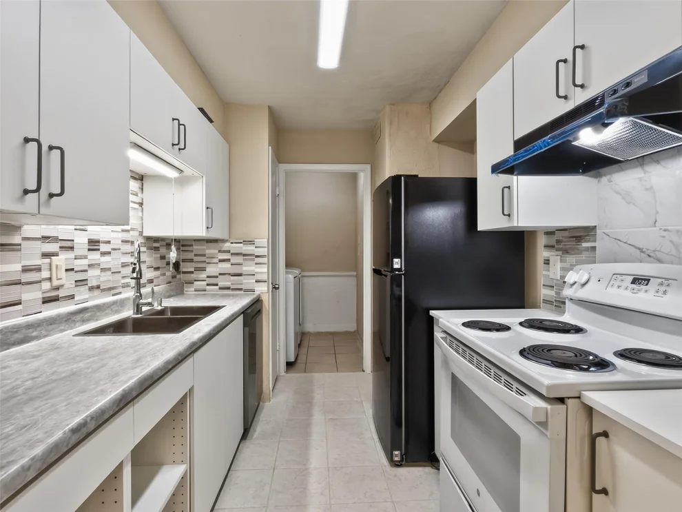 Unit for sale at 9700 Leawood, Houston, TX 77099