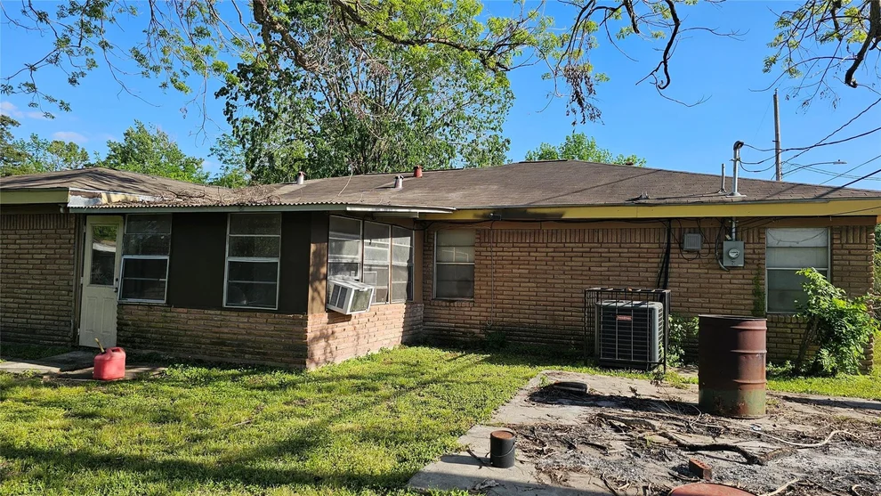 Unit for sale at 872 Lovers Lane, Houston, TX 77091