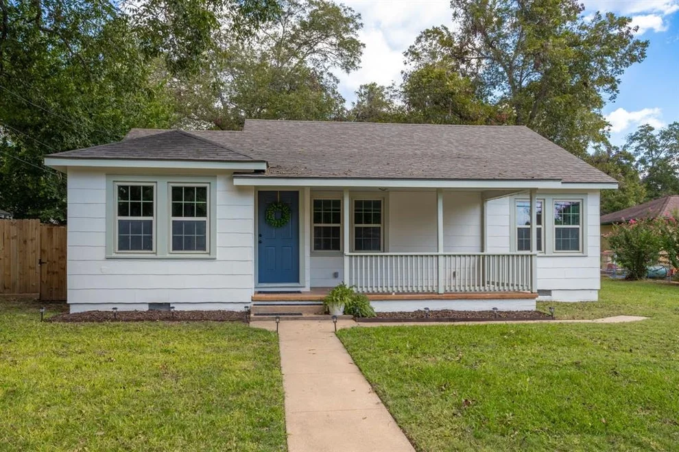 Unit for sale at 1517 Live Oak, Columbus, TX 78934