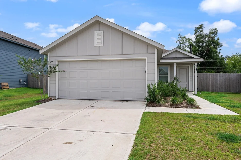 Unit for sale at 252 Houston Avenue, Angleton, TX 77515