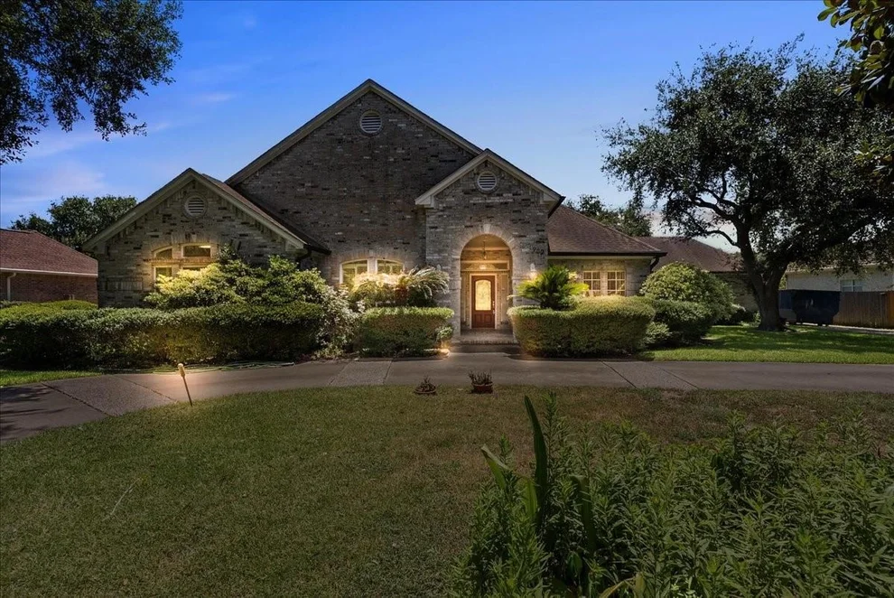 Unit for sale at 1902 E Winding Way Drive, Friendswood, TX 77546