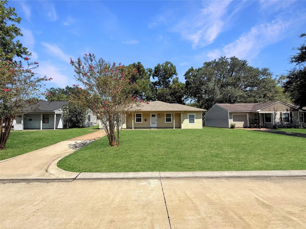 Unit for sale at 1001 Ridgecrest Street, Angleton, TX 77515