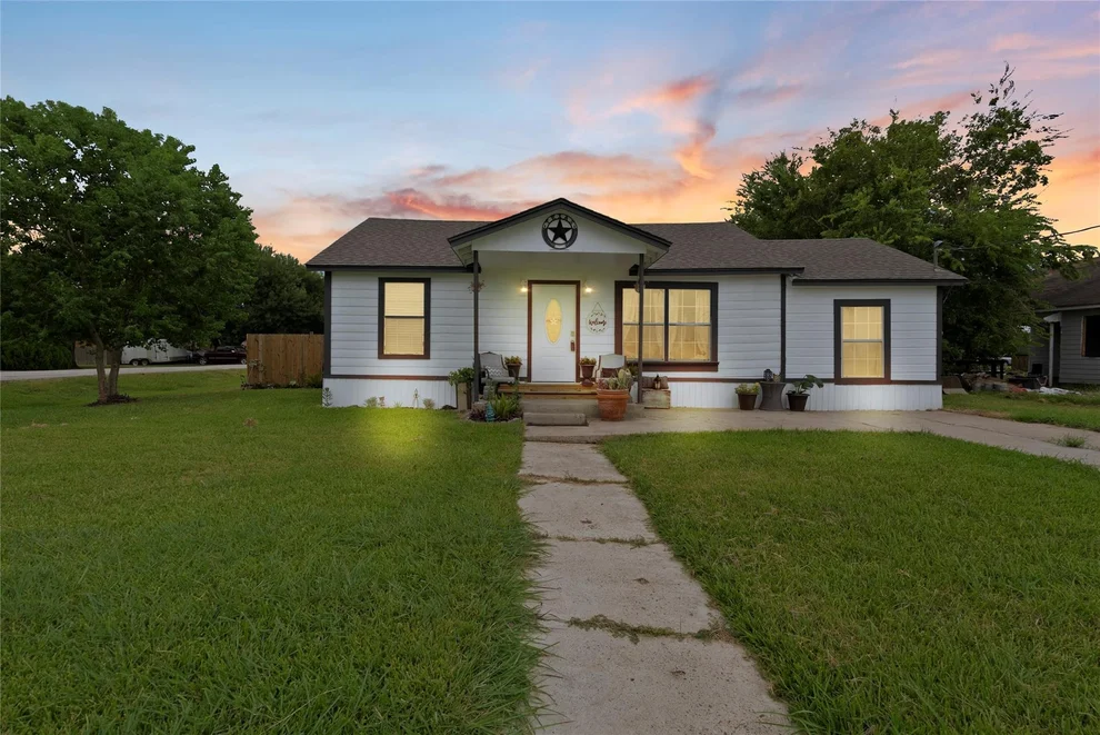 Unit for sale at 720 E Main Street, La Porte, TX 77571