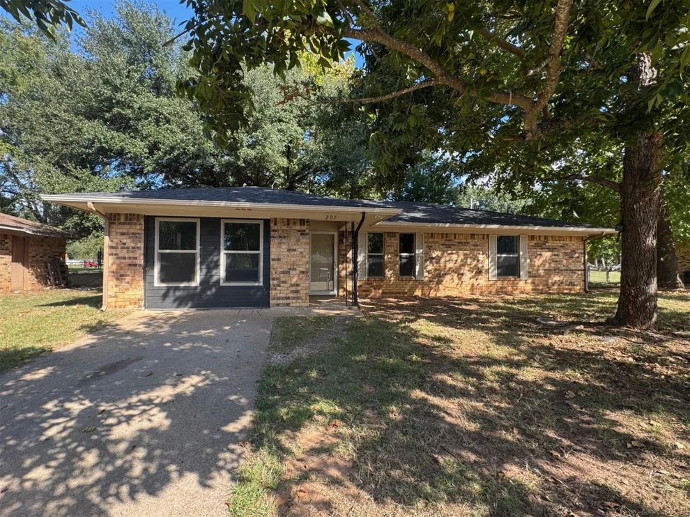 Unit for sale at 207 Westview Street, Palestine, TX 75803