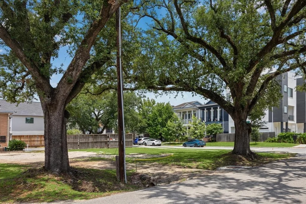 Unit for sale at 601 W 10th Street, Houston, TX 77008