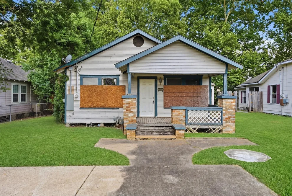 Unit for sale at 202 S Magnolia Street, Highlands, TX 77562