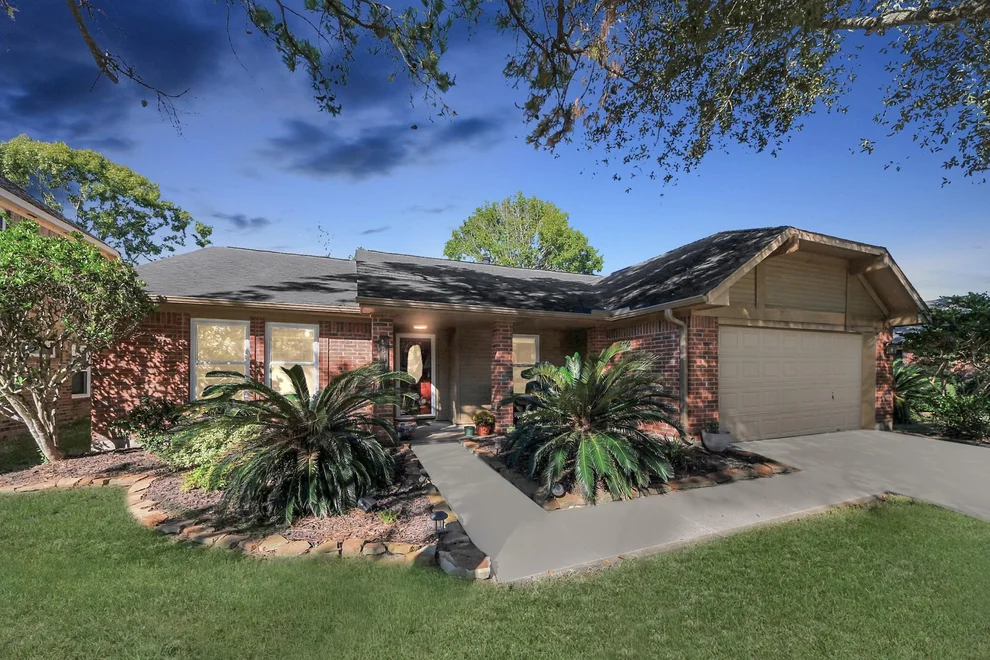 Unit for sale at 4811 Meadowglen Drive, Pearland, TX 77584