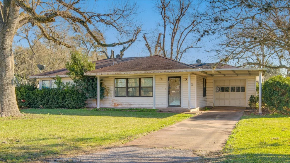 Unit for sale at 701 Blair Street, West Columbia, TX 77486
