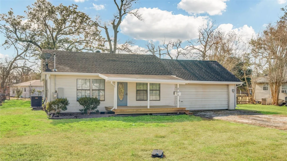 Unit for sale at 200 Riley Road, Clute, TX 77531