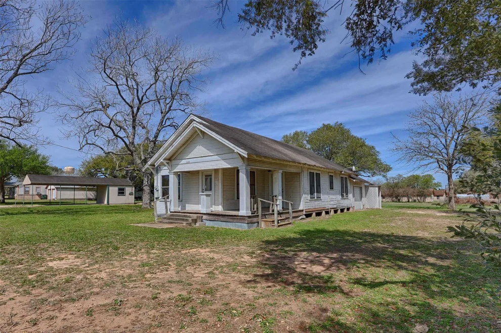 Unit for sale at 820 W Fairwinds Street, Hallettsville, TX 77964