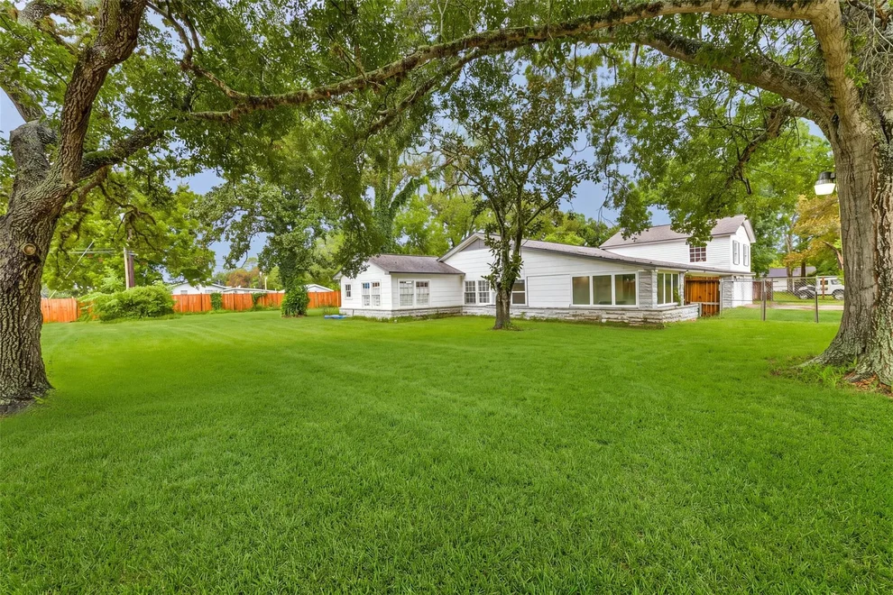 Unit for sale at 100 N Mattson Street, West Columbia, TX 77486