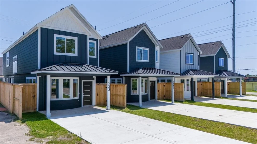 Unit for sale at 223 S Broadway Street, La Porte, TX 77571