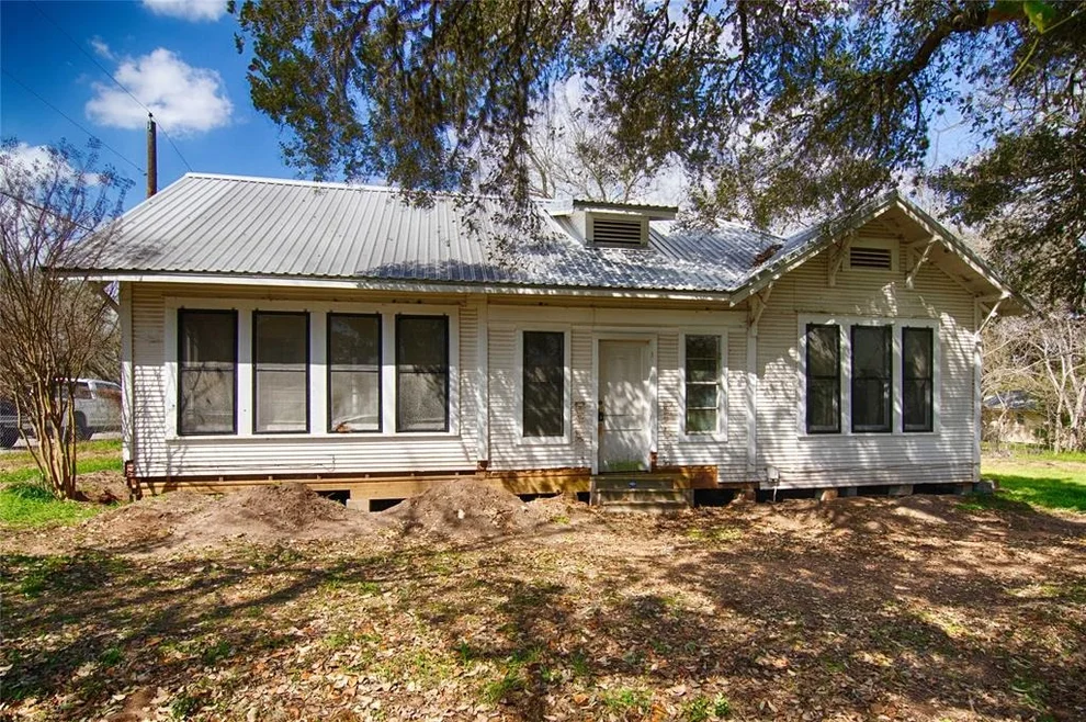 Unit for sale at 106 Lay Street, Hallettsville, TX 77964