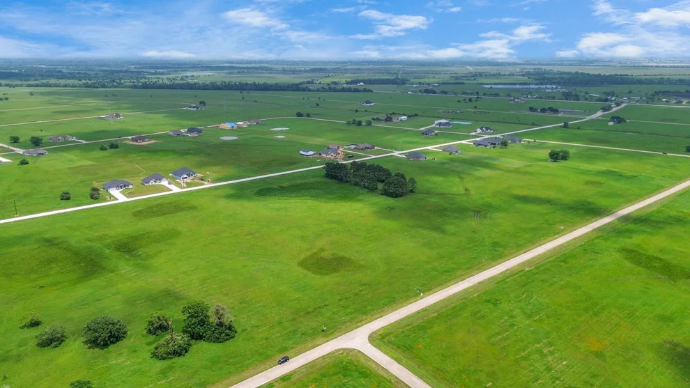 Unit for sale at 572 Quarter Horse Trail, Angleton, TX 77515