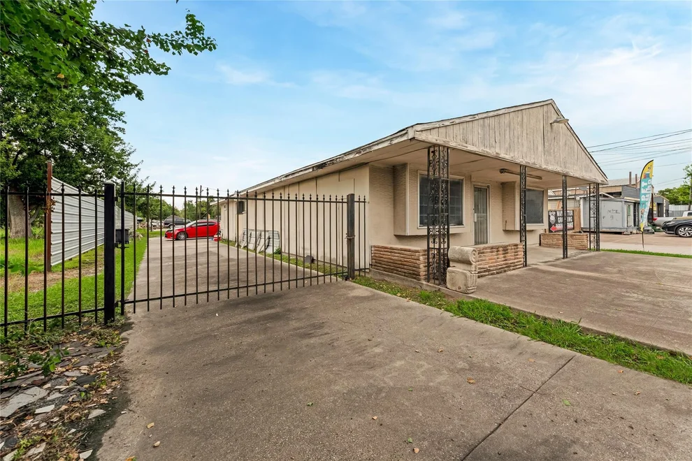 Unit for sale at 518 Westbrook Drive, Houston, TX 77037