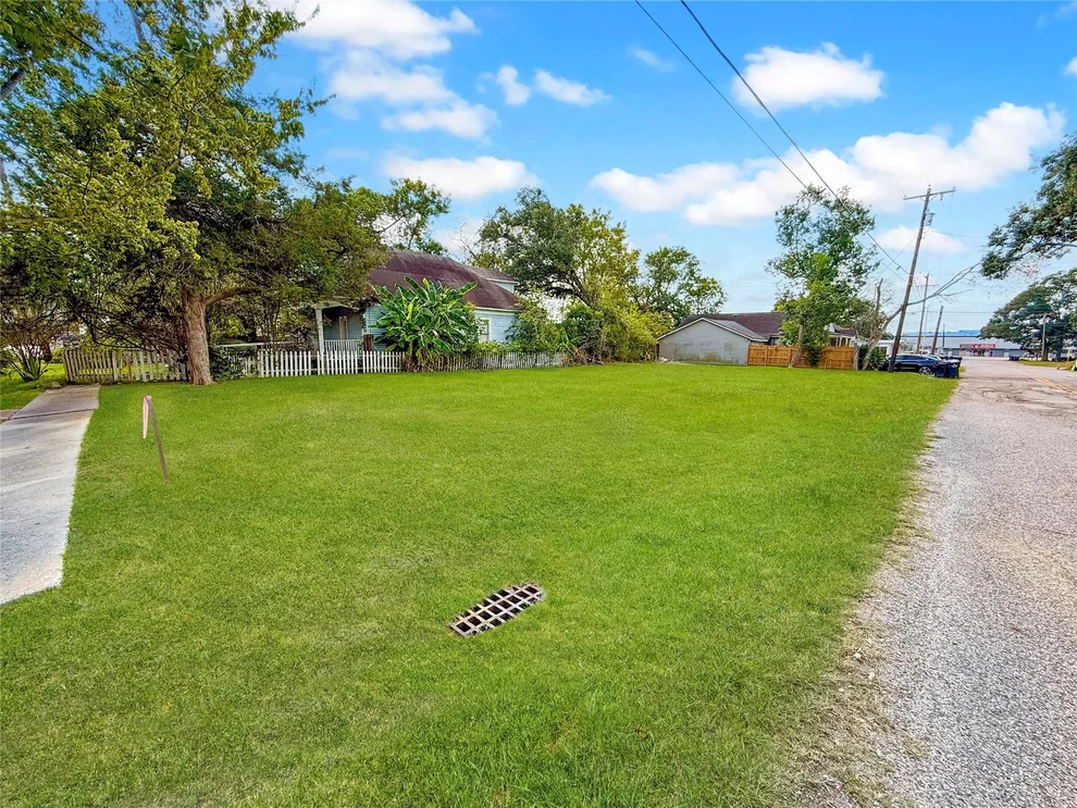 Unit for sale at 115 W Cleveland Street, Alvin, TX 77511