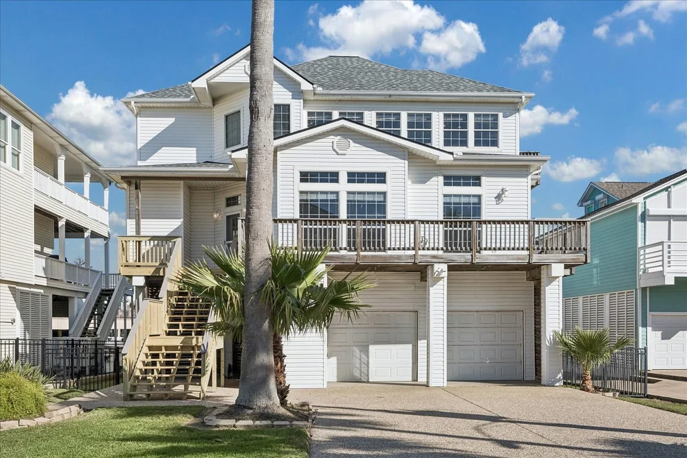 Unit for sale at 918 Long Reach Drive, Tiki Island, TX 77554