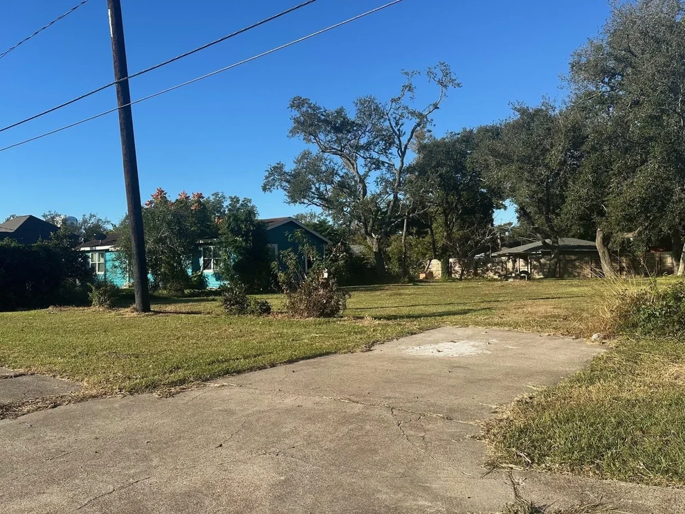 Unit for sale at 1014 Sycamore, Lake Jackson, TX 77566