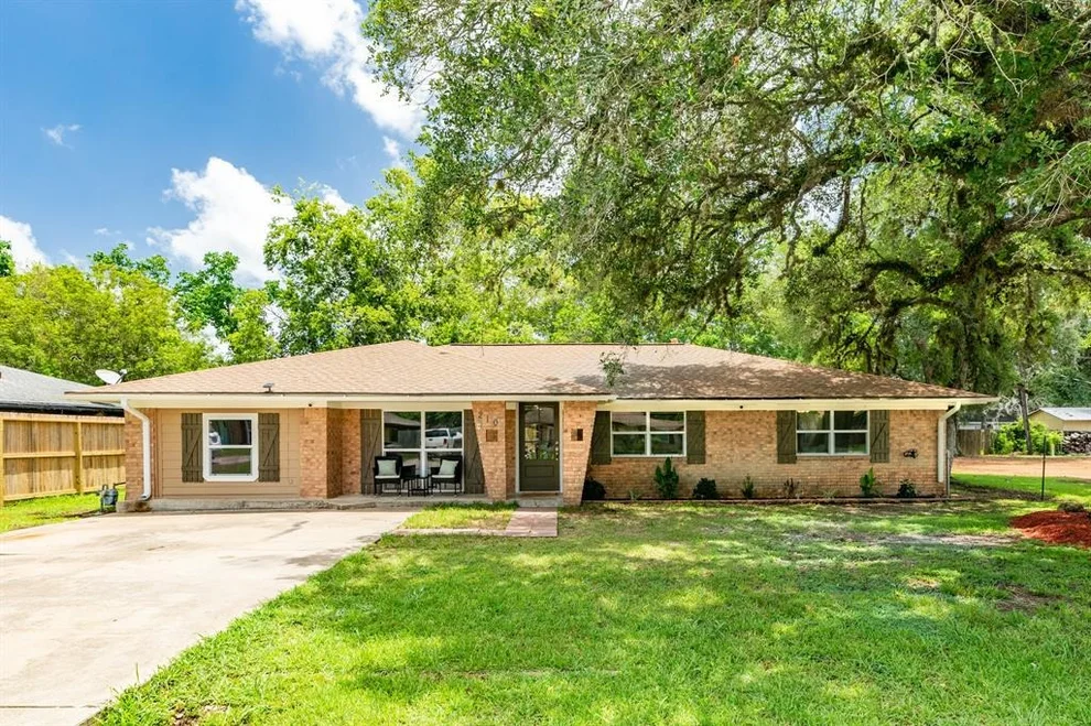 Unit for sale at 210 Avenue G, Brazoria, TX 77422