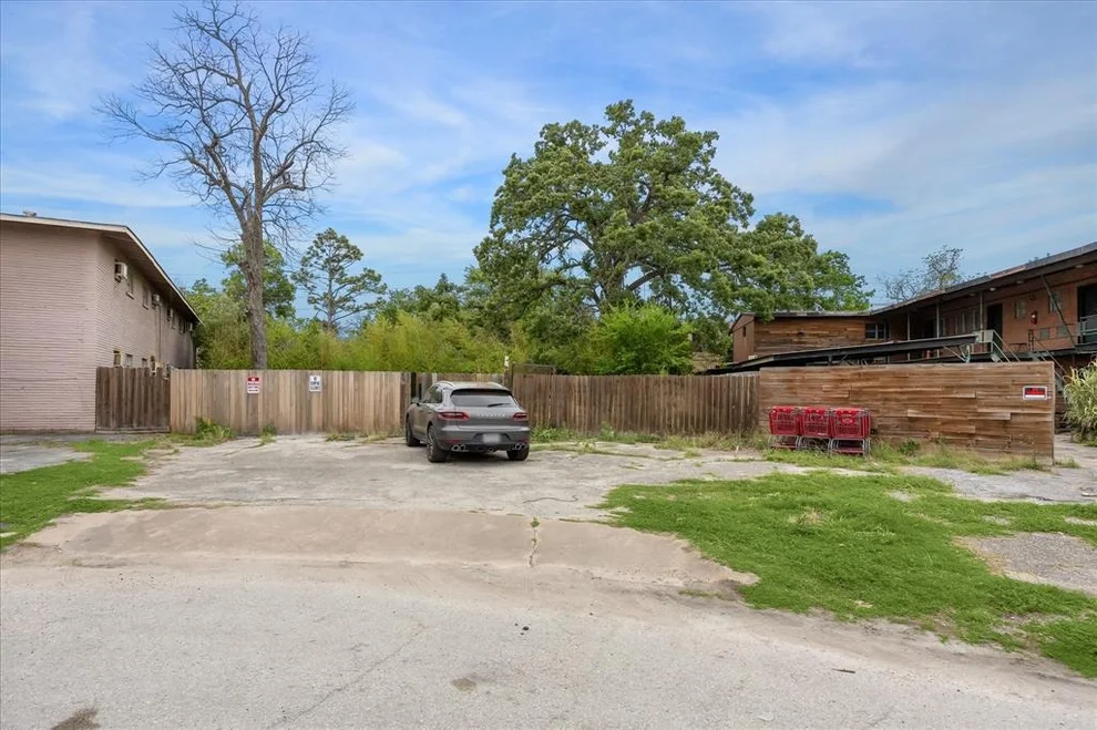 Unit for sale at 6 Briar Dale Court, Houston, TX 77027