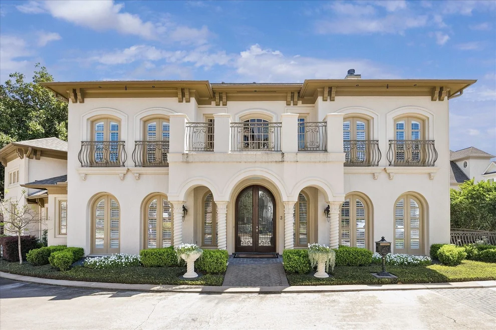 Unit for sale at 3 Exbury Way, Houston, TX 77056