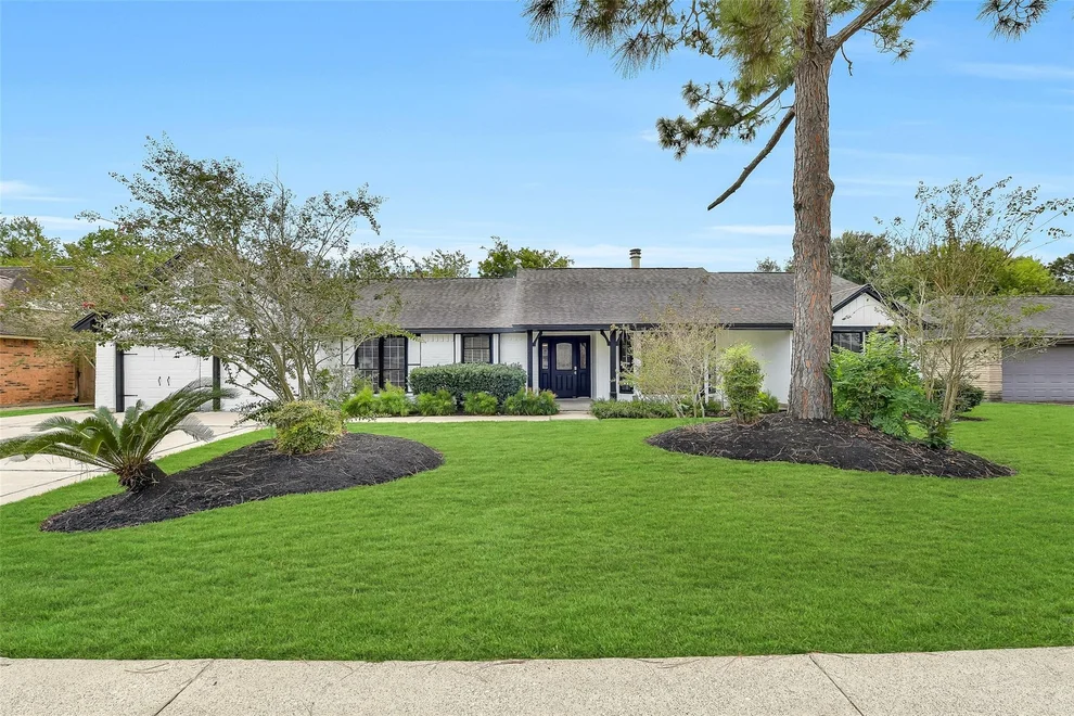 Unit for sale at 807 Sandringham Drive, Friendswood, TX 77546