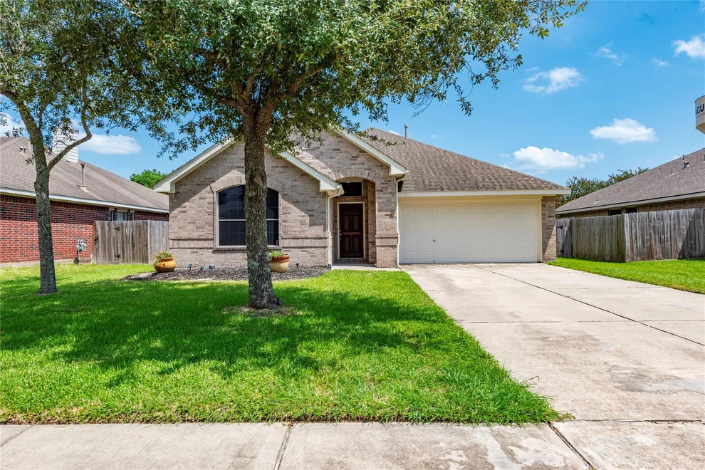 Unit for sale at 608 Manor Ridge Lane, League City, TX 77573