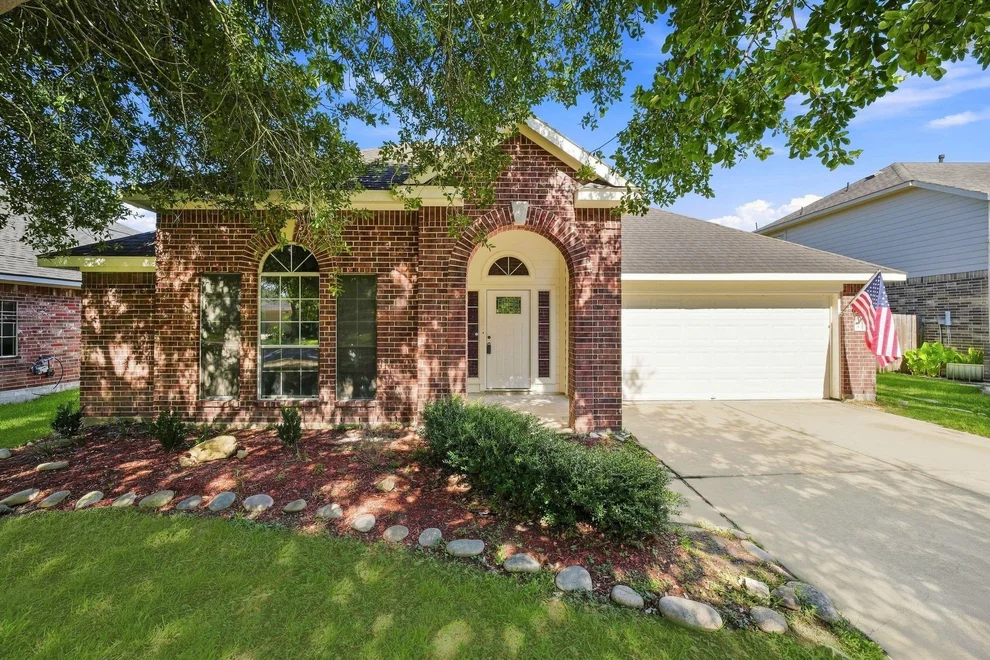 Unit for sale at 318 Magnolia Estates Drive, League City, TX 77573