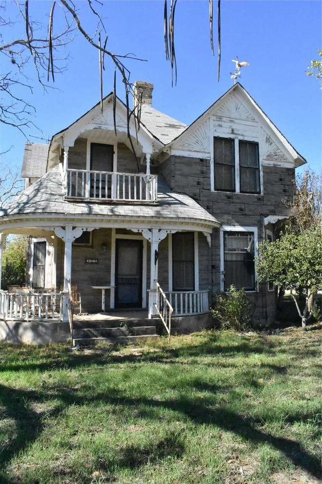 Unit for sale at 315 N Avenue D, Waelder, TX 78959