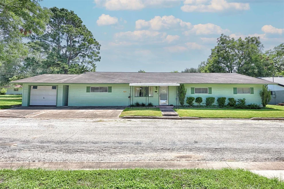 Unit for sale at 604 N Market Street, Hallettsville, TX 77964