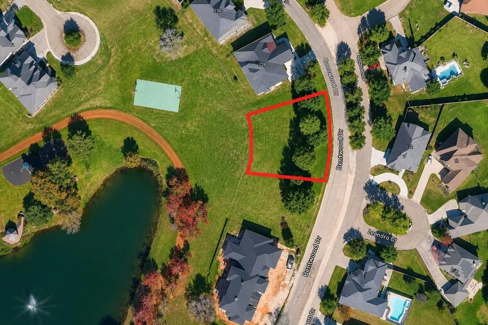 Unit for sale at 220 Bentwood Dr, Montgomery, TX 77356