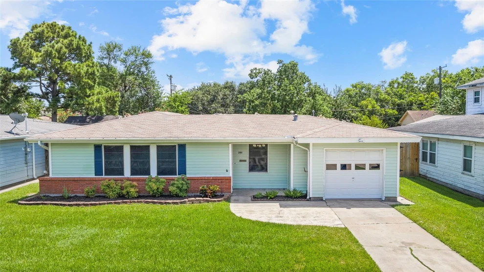 Unit for sale at 2001 14th Avenue N, Texas City, TX 77590