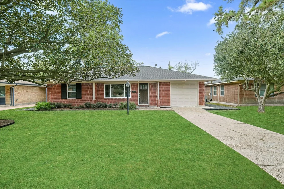 Unit for sale at 2015 Woodcrest Drive, Houston, TX 77018
