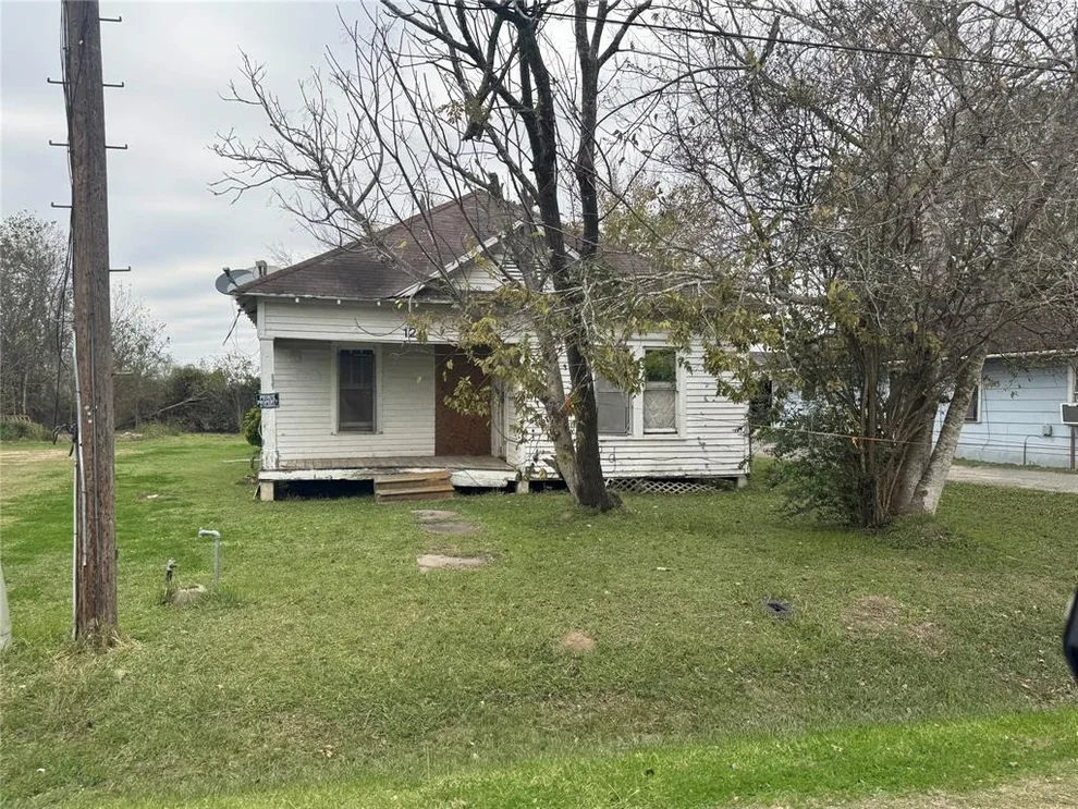 Unit for sale at 120 W Alfred Street, El Campo, TX 77437